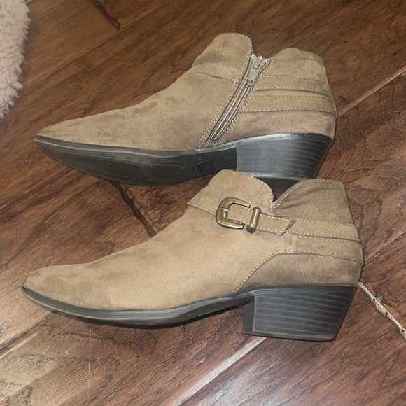 St. John’s Bay taupe tan brown suede shoes Larissa low heel ankle booties 7.5 - Picture 3 of 8